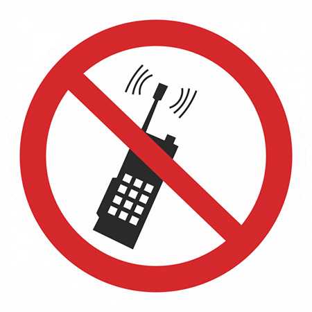 P18 Запрещается пользоваться мобильным (сотовым) телефоном или переносной рацией Запрещающие знаки фото, изображение